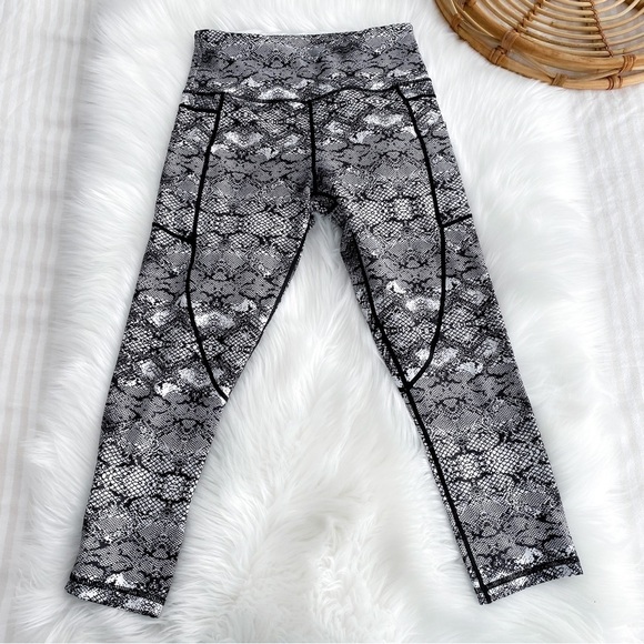 Zyia Active Cobra Metallic Light n Tight Capri Crop Leggings Snakeskin High Rise - Picture 5 of 14